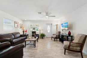 Walk to the Beach, 2 Bedroom Tropical Oasis, Sleeps 6